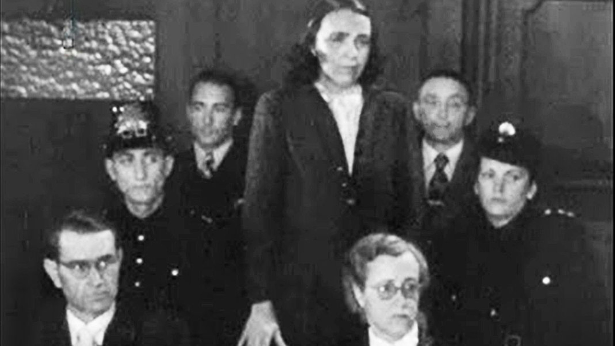 Giftmörderin Irmgard Swinka muss sich vor dem Kölner Landgericht verantworten. Um sie herum sitzen Justizbeamte, vor ihr die Rechtsanwältin Elsbeth van Ameln.