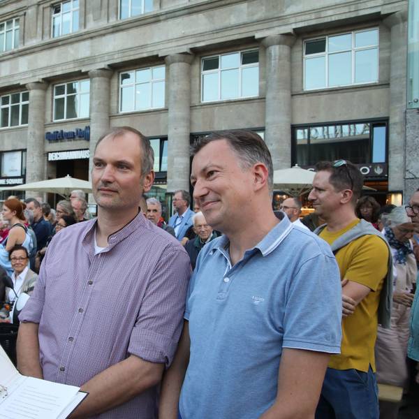 Köln: Klaus Schulze Herderling (l) und Peter Bispeling lassen sich beim Gottesdienst „Segen für alle“ von einem Pfarrer segnen.