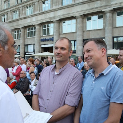 Köln: Klaus Schulze Herderling (l) und Peter Bispeling lassen sich beim Gottesdienst „Segen für alle“ von einem Pfarrer segnen.