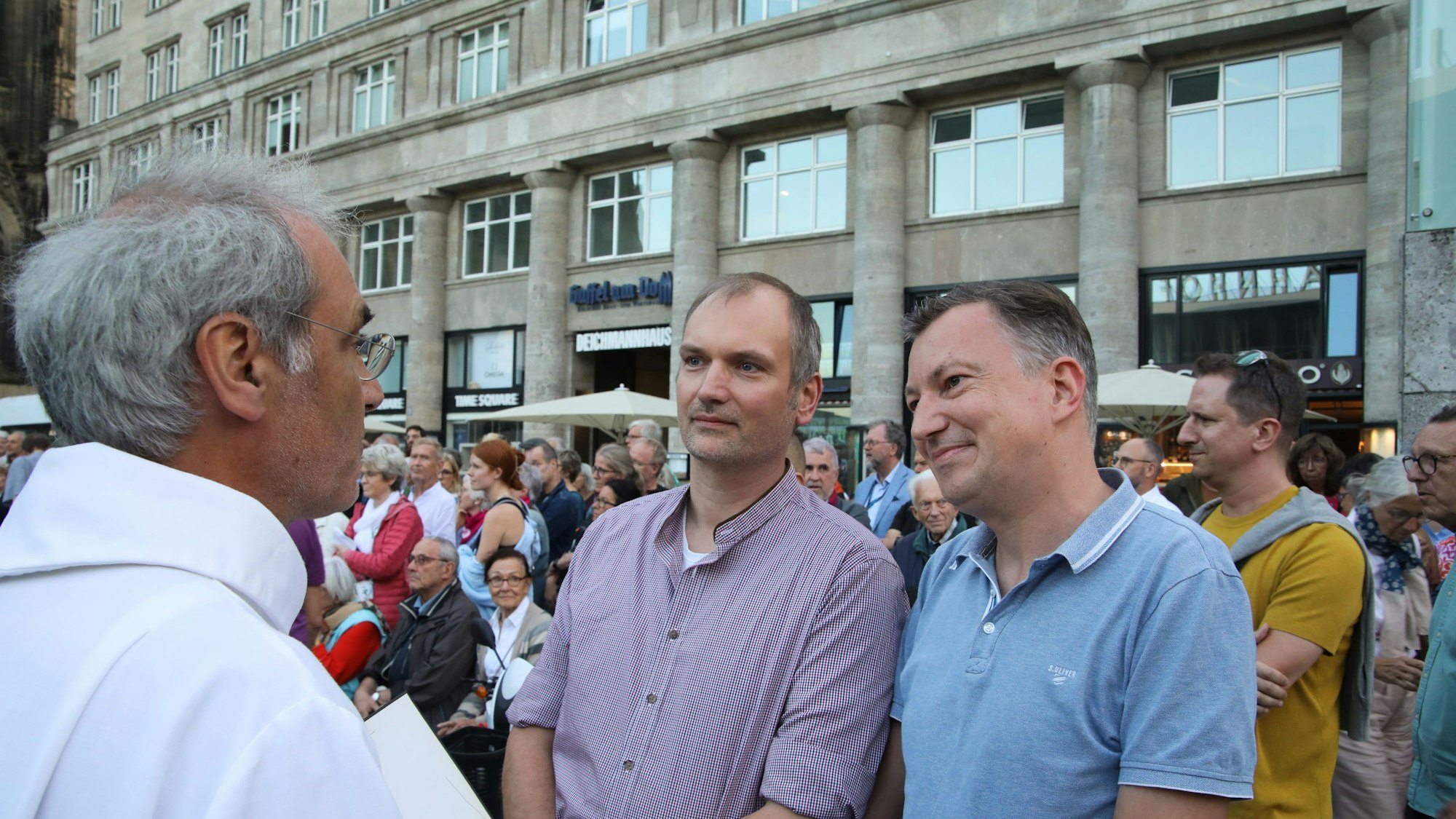 Köln: Klaus Schulze Herderling (l) und Peter Bispeling lassen sich beim Gottesdienst „Segen für alle“ von einem Pfarrer segnen.