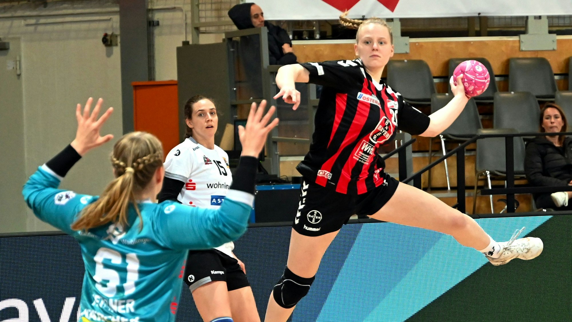 27.11.2022, Handball-Bayer Leverkusen - Waiblingen
rechts: Pia Terfloth (Bayer)
Foto: Uli Herhaus