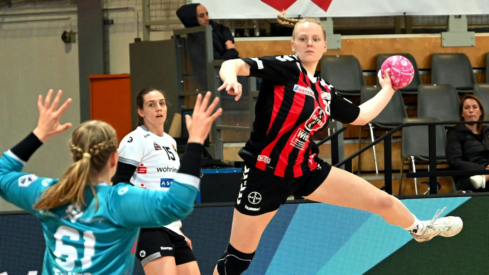 27.11.2022, Handball-Bayer Leverkusen - Waiblingen
rechts: Pia Terfloth (Bayer)
Foto: Uli Herhaus