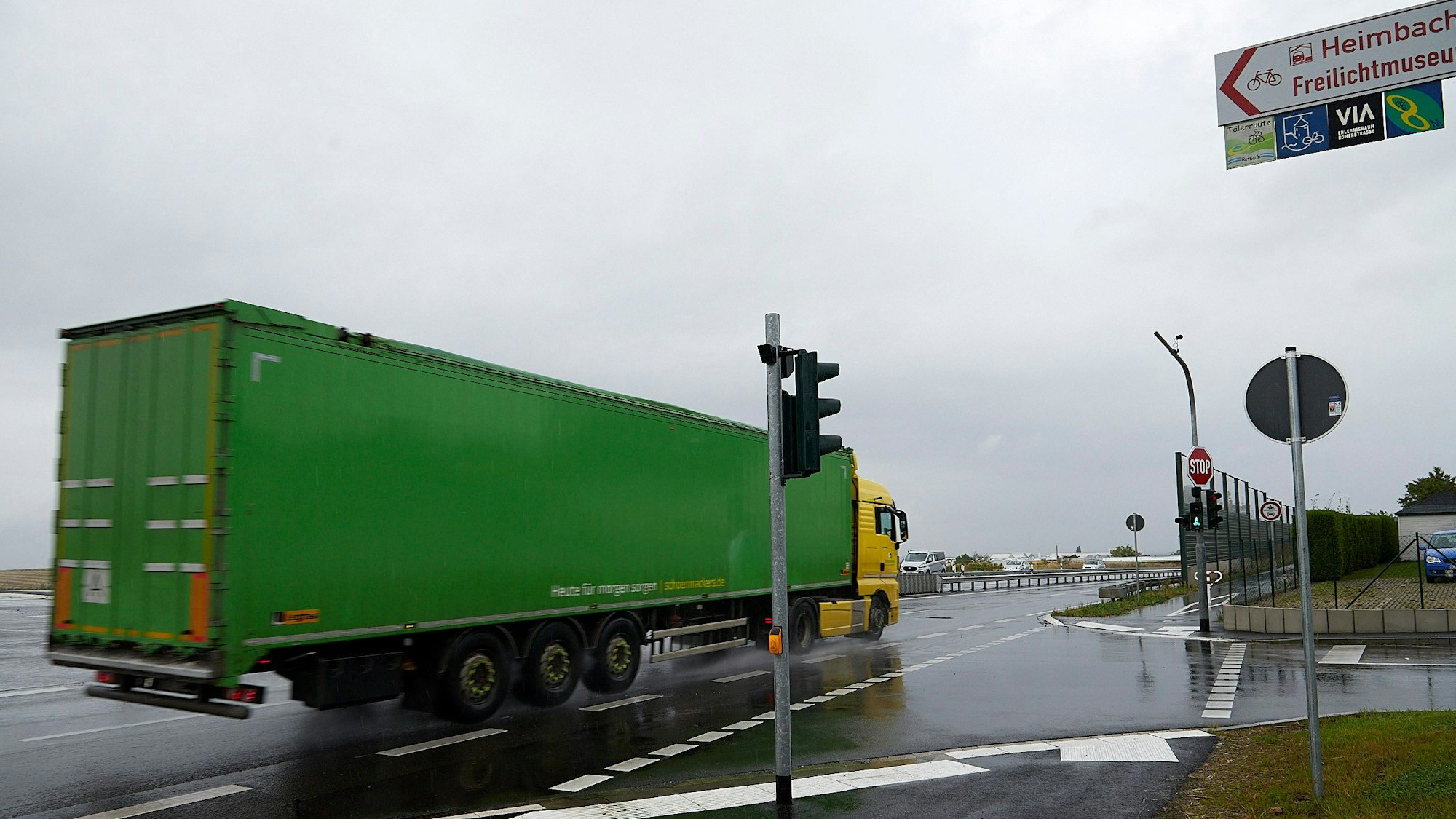 Ein großer Lastzug passiert auf der B266 die Ampelkreuzung.