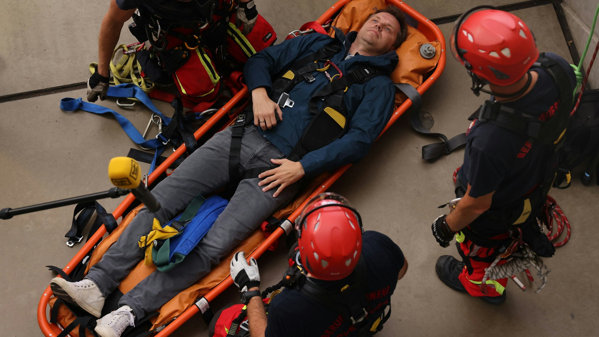 Ein Patient liegt gesichert mit Seilen und Gurten auf dem Rettungskorb.