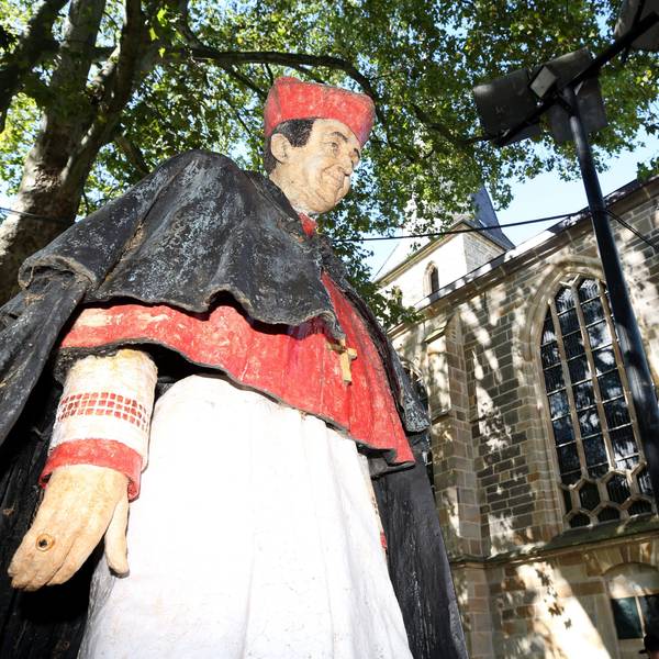 Eine Skulptur des 1991 verstorbenen Bischofs Franz Hengsbach, entworfen und ausgeführt von der Künstlerin Silke Rehberg, steht vor dem Essener Dom. Die katholische Kirche untersucht Missbrauchsvorwürfe gegen den Gründerbischof des Ruhrbistums und späteren Kardinal Hengsbach. Sein Denkmal am Essener Dom soll nun abgebaut werden.