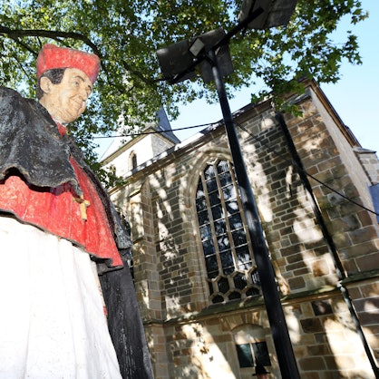 Eine Skulptur des 1991 verstorbenen Bischofs Franz Hengsbach, entworfen und ausgeführt von der Künstlerin Silke Rehberg, steht vor dem Essener Dom. Die katholische Kirche untersucht Missbrauchsvorwürfe gegen den Gründerbischof des Ruhrbistums und späteren Kardinal Hengsbach. Sein Denkmal am Essener Dom soll nun abgebaut werden.