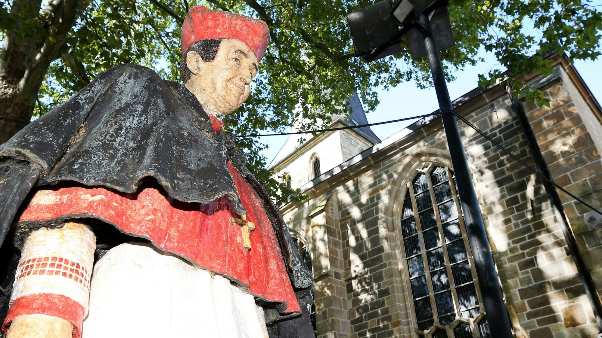 Eine Skulptur des 1991 verstorbenen Bischofs Franz Hengsbach, entworfen und ausgeführt von der Künstlerin Silke Rehberg, steht vor dem Essener Dom. Die katholische Kirche untersucht Missbrauchsvorwürfe gegen den Gründerbischof des Ruhrbistums und späteren Kardinal Hengsbach. Sein Denkmal am Essener Dom soll nun abgebaut werden.