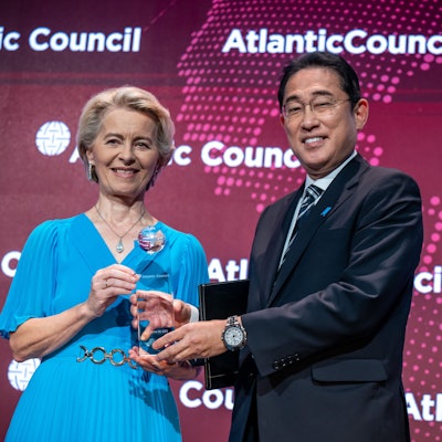 Fumio Kishida, Premierminister von Japan, wird mit dem „Global Citizen Award“, verliehen durch den „Atlantic Council“, ausgezeichnet, während daneben Laudatorin Ursula von der Leyen steht.