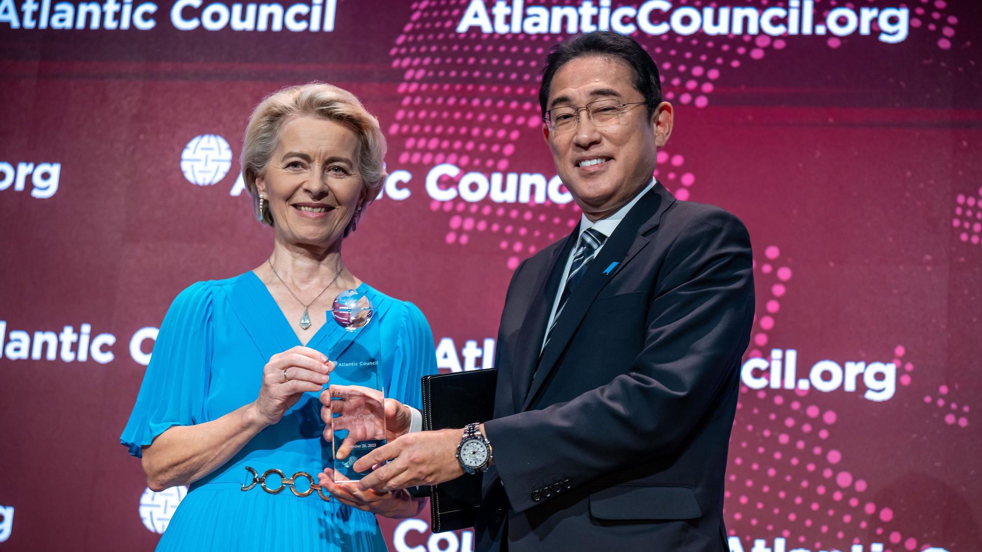 Fumio Kishida, Premierminister von Japan, wird mit dem „Global Citizen Award“, verliehen durch den „Atlantic Council“, ausgezeichnet, während daneben Laudatorin Ursula von der Leyen steht.