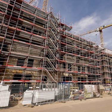 Die Kosten für Neubauwohnungen steigen wegen steigender Zinsen und Baukosten.