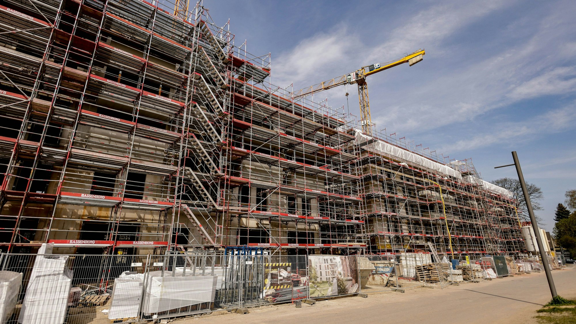 Das Bild zeigt ein im Bau befindliches Wohnhaus. (Symbolbild)