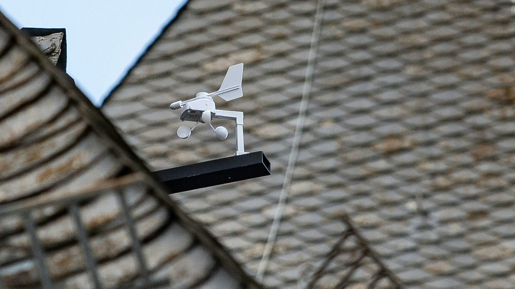 Ein Windmesser dreht sich auf dem Kirchendach von St. Apollinaris.