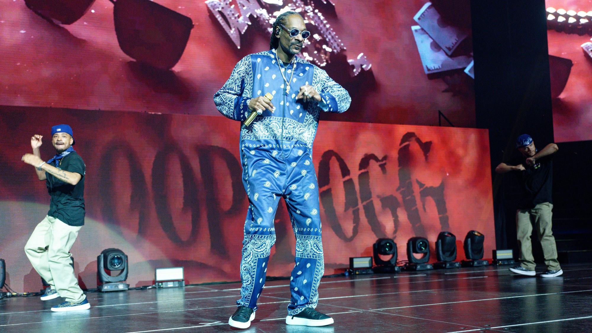 21.09.2023, Nordrhein-Westfalen, Köln: Der Rapper Snoop Dogg steht bei einem Konzert in der Lanxess Arena auf der Bühne.