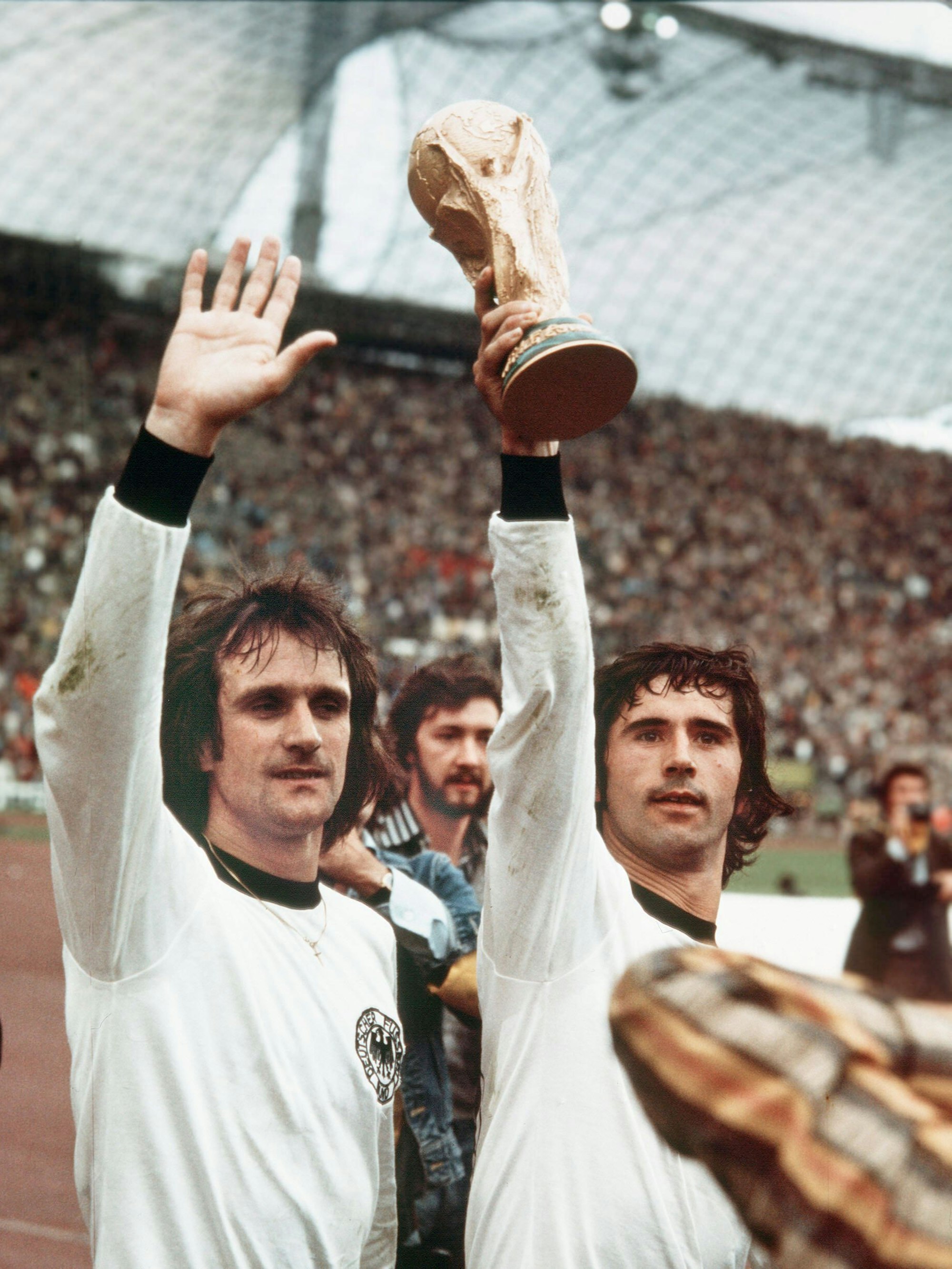7. Juli 1974 in München. Deutschland gewann das Finale gegen die Niederlande mit 2:1. Wolfgang Overath hält den WM-Pokal, neben ihm Gerd Müller.