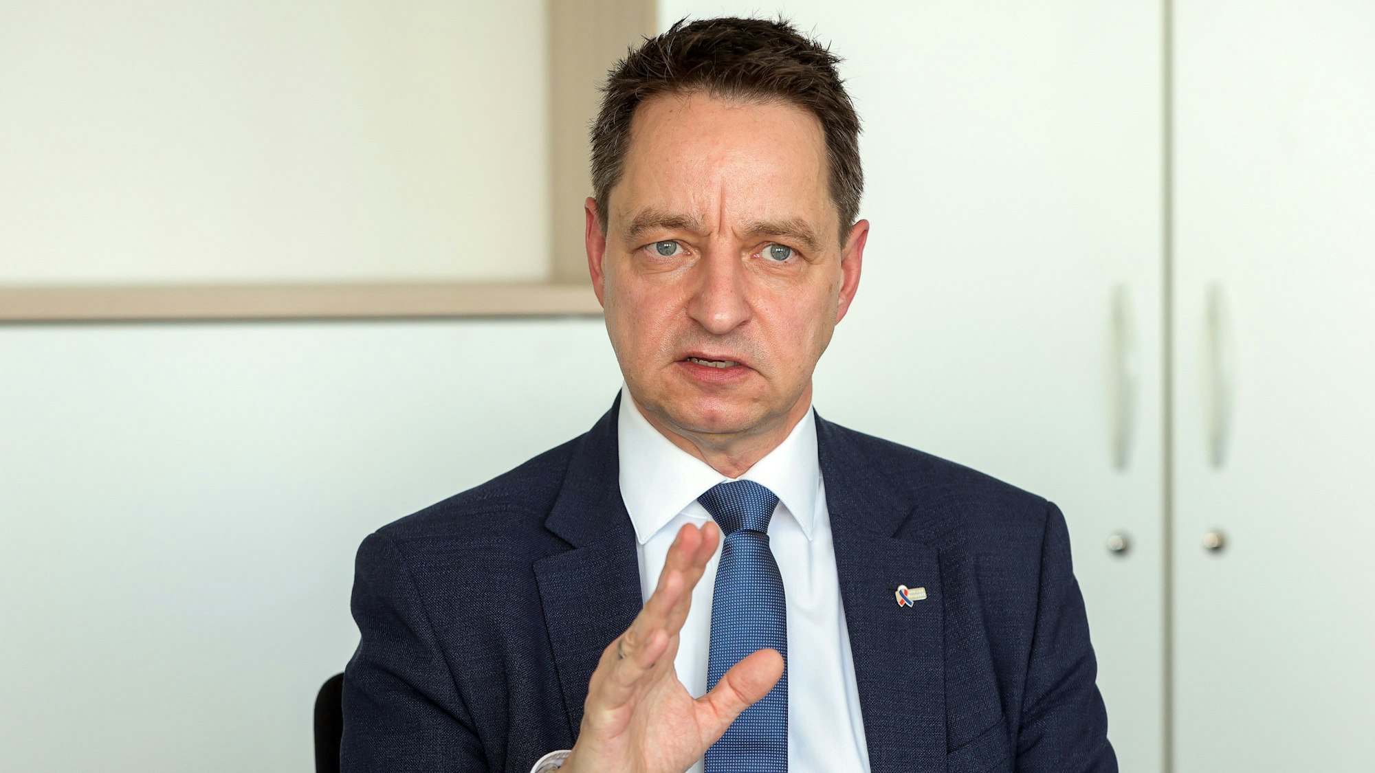 Interview mit Jürgen Kayser dem Chef des NRW-Verfassungsschutzes.