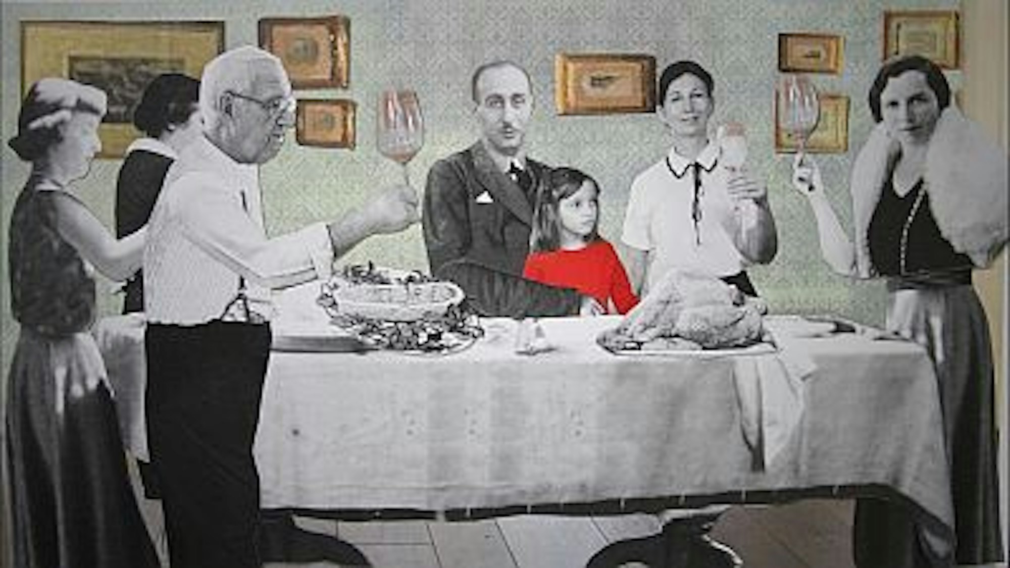 Eine Animation zeigt einen gedeckten Tisch, Menschen in schwarz-weiß und ein Mädchen mit rotem Hemd.