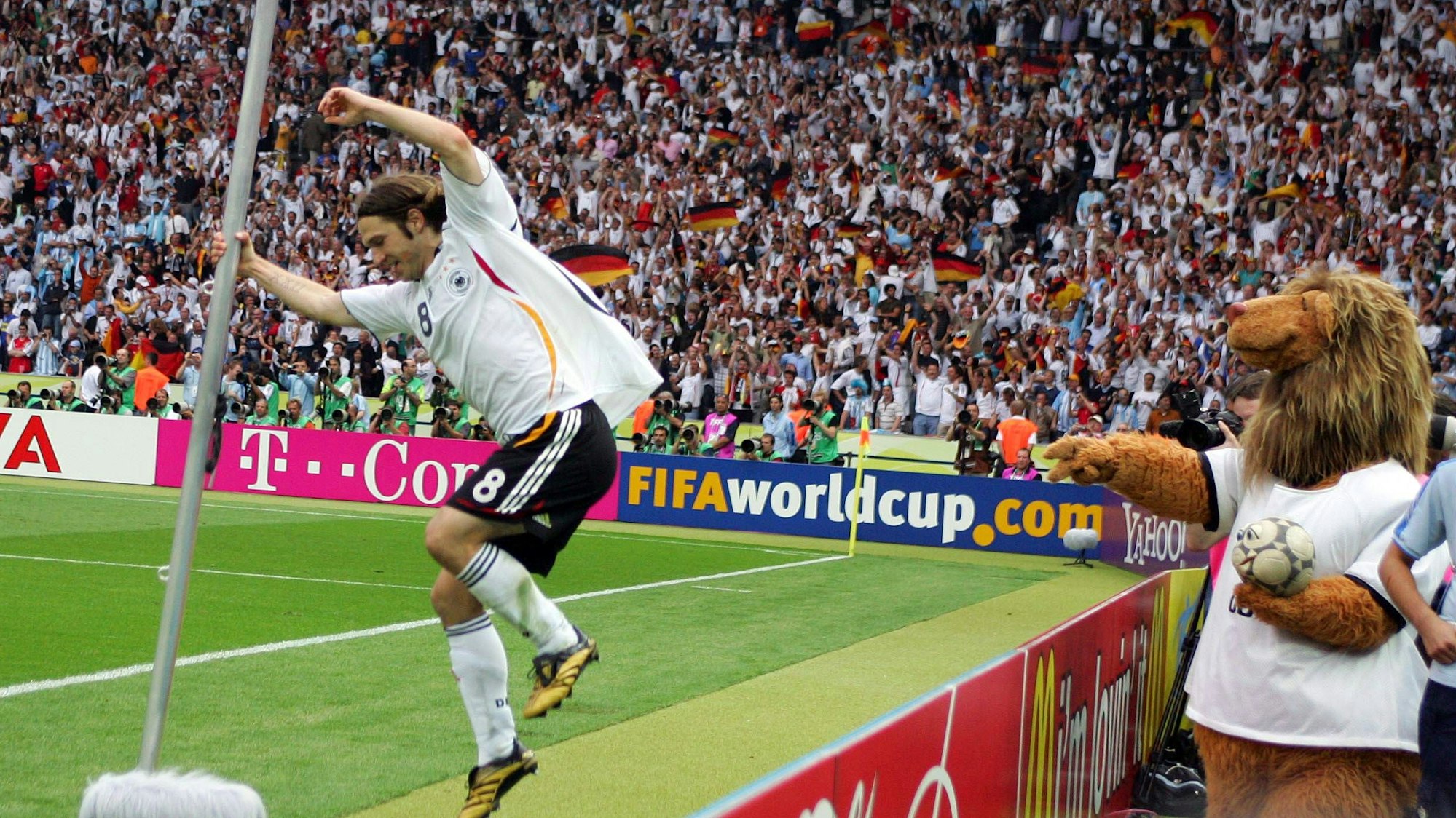 Torsten Frings jubelt völlig ausgelassen nach dem dramatischen Sieg mit der deutschen Nationalmannschaft im WM-Viertelfinale 2006 in Berlin gegen Argentinien.