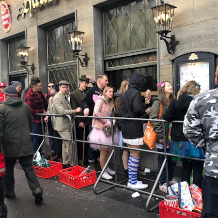 Warteschlangen vor dem Haus Unkelbach in Sülz, vor der Kneipe stehen Absperrgitter.