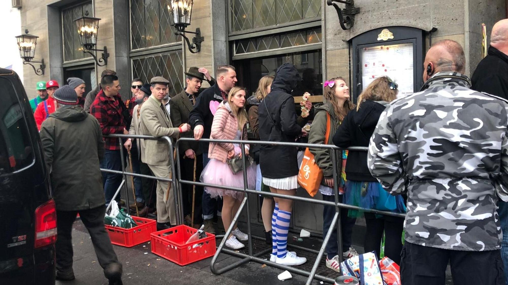 Warteschlangen vor dem Haus Unkelbach in Sülz. Morgens um 9 Uhr Bereits am sehr frühen Morgen standen die Leute früher, ohne Ticket, bereits an.