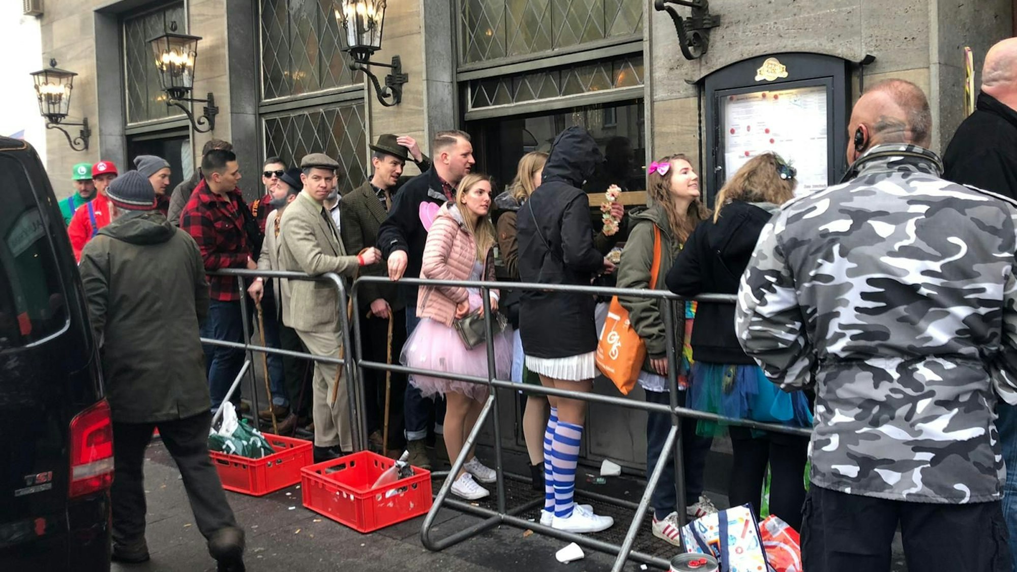 Warteschlangen vor dem Haus Unkelbach in Sülz. Morgens um 9 Uhr Bereits am sehr frühen Morgen standen die Leute früher, ohne Ticket, bereits an.