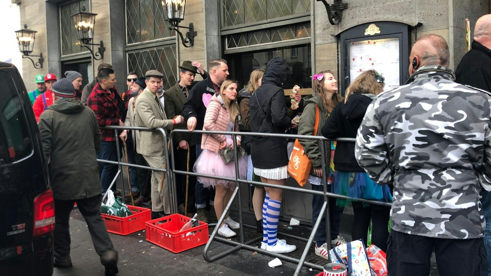 20.02.2020, Köln: Warteschlangen vor dem Haus Unkelbach in Sülz. Vor der Kneipe stehen Absperrgitter (Polizeigitter). Diese sind in Köln an Karneval in diesem Jahr eigentlich verboten. Der Straßenkarneval startet an Weiberfastnacht (Wieverfastelovend) im Rheinland. Foto: Maria Gambino (Foto aus Liveticker-Contentpool)