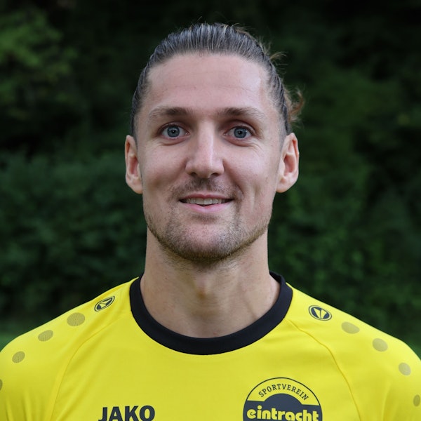 Zu sehen ist das Porträt eines Fußballspielers