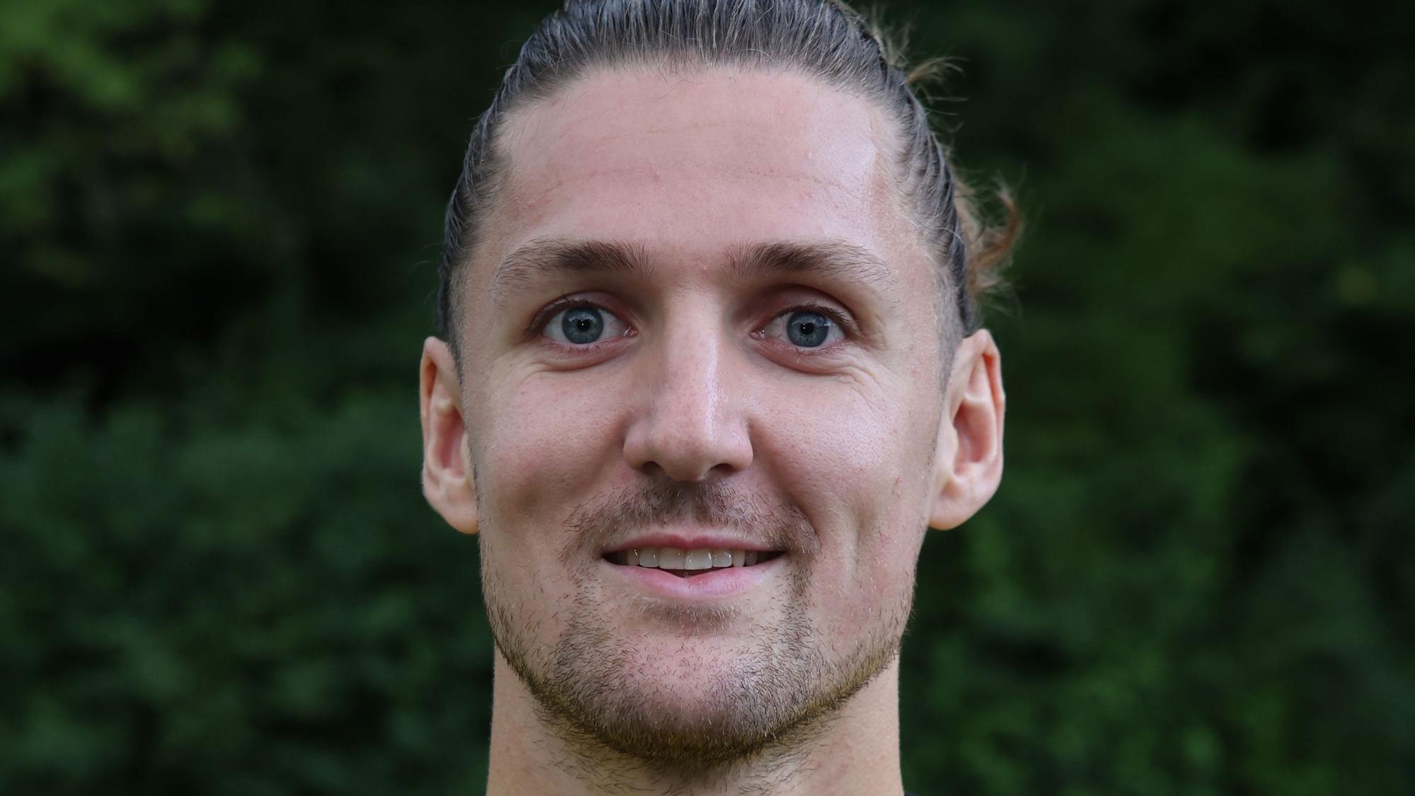 Zu sehen ist das Porträt eines Fußballspielers