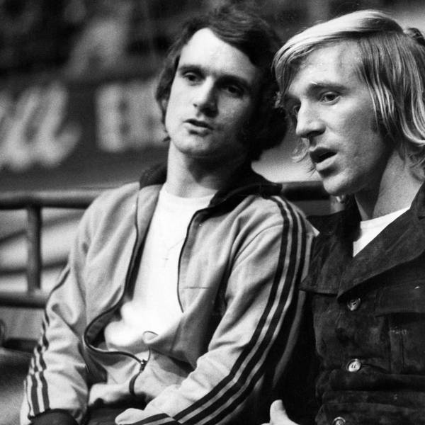 Seit Jahren verbindet Wolfgang Overath und Günter Netzer (r.) eine innige Freundschaft. Dieses Bild zeigt sie auf der Tribüne beim Hallenturnier in der Dortmunder Westfalenhalle im Jahr 1972.