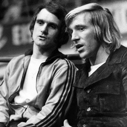 Seit Jahren verbindet Wolfgang Overath und Günter Netzer (r.) eine innige Freundschaft. Dieses Bild zeigt sie auf der Tribüne beim Hallenturnier in der Dortmunder Westfalenhalle im Jahr 1972.