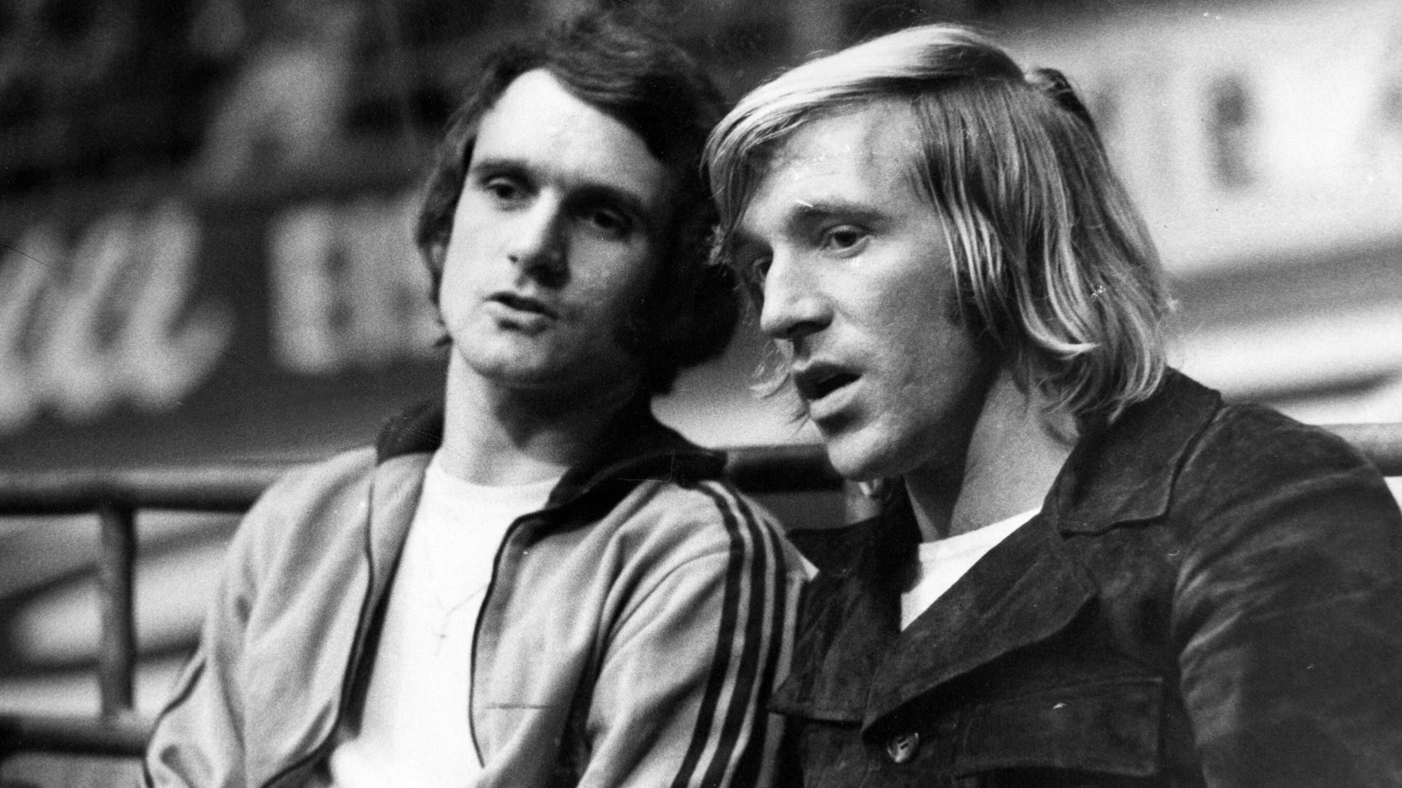 Seit Jahren verbindet Wolfgang Overath und Günter Netzer (r.) eine innige Freundschaft. Dieses Bild zeigt sie auf der Tribüne beim Hallenturnier in der Dortmunder Westfalenhalle im Jahr 1972.