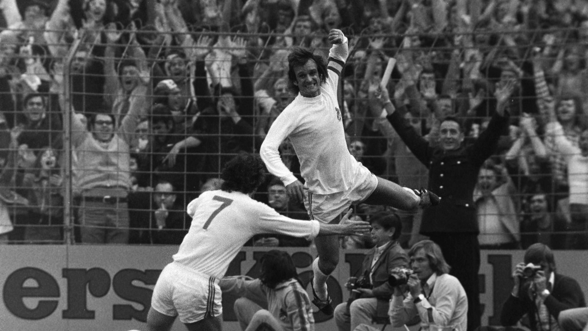 Wolfgang Overath jubelt nach seinem zweiten Treffer gegen FC Bayern München am 6. Oktober 1973 (4:2 für den 1. FC Köln).