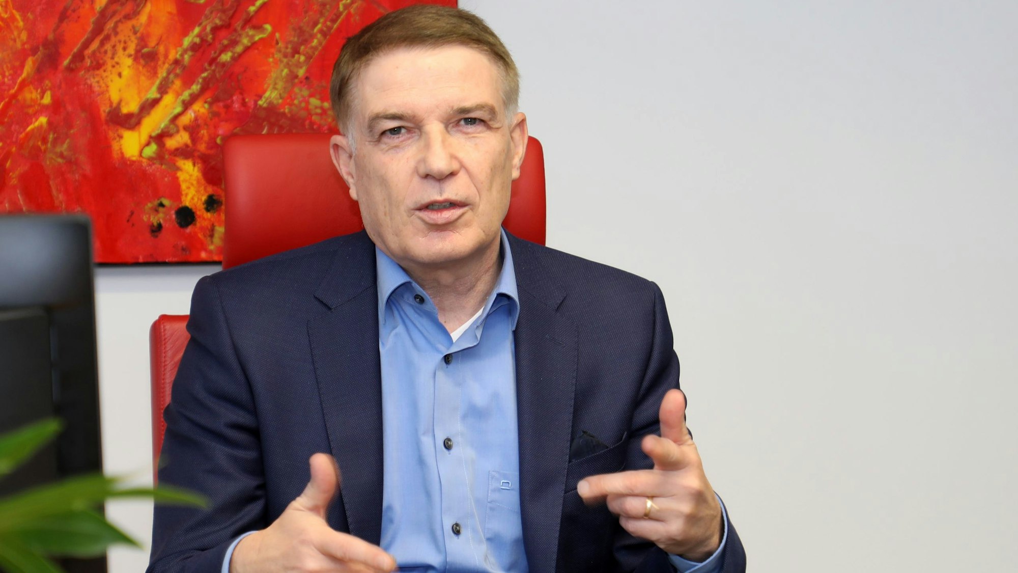 Rhein-Bergs Kreisdirektor Dr. Erik Werdel sitzt am Schreibtisch in seinem Büro.