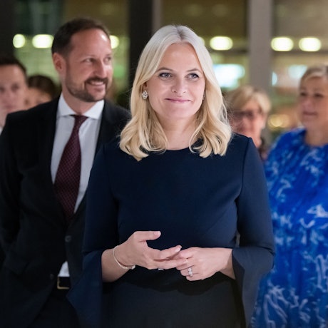 Kronprinzessin Mette-Marit und Kronprinz Haakon bei einem öffentlichen Auftritt.