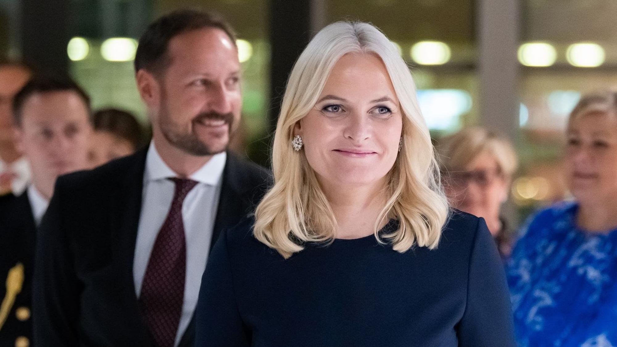 Kronprinzessin Mette-Marit und Kronprinz Haakon bei einem öffentlichen Auftritt.