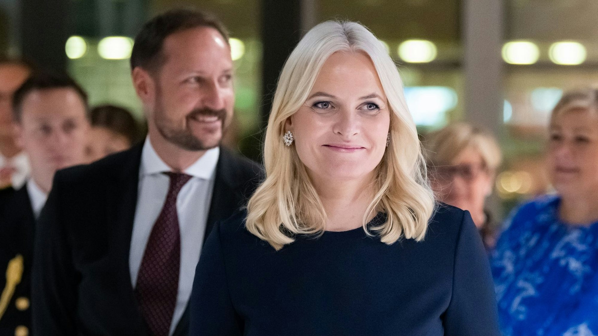 Kronprinzessin Mette-Marit und Kronprinz Haakon bei einem öffentlichen Auftritt.