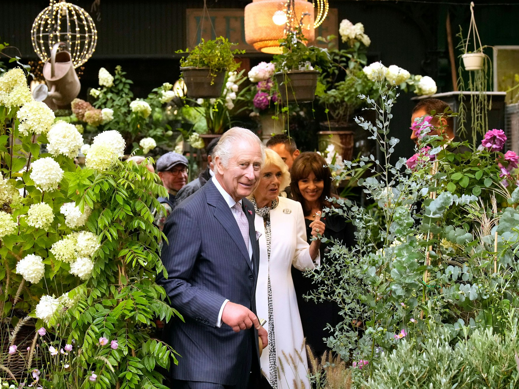 König Charles III. und Königin Camilla von Großbritannien besuchen einen Blumenmarkt.