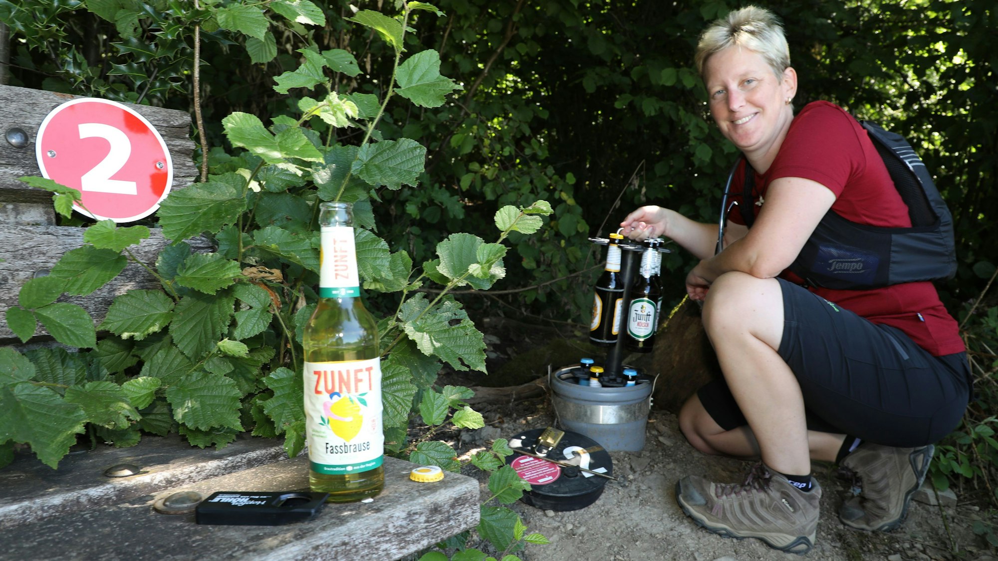 Eine mit Flaschen bestückte Bierhöhle am Rand des Bierweges.