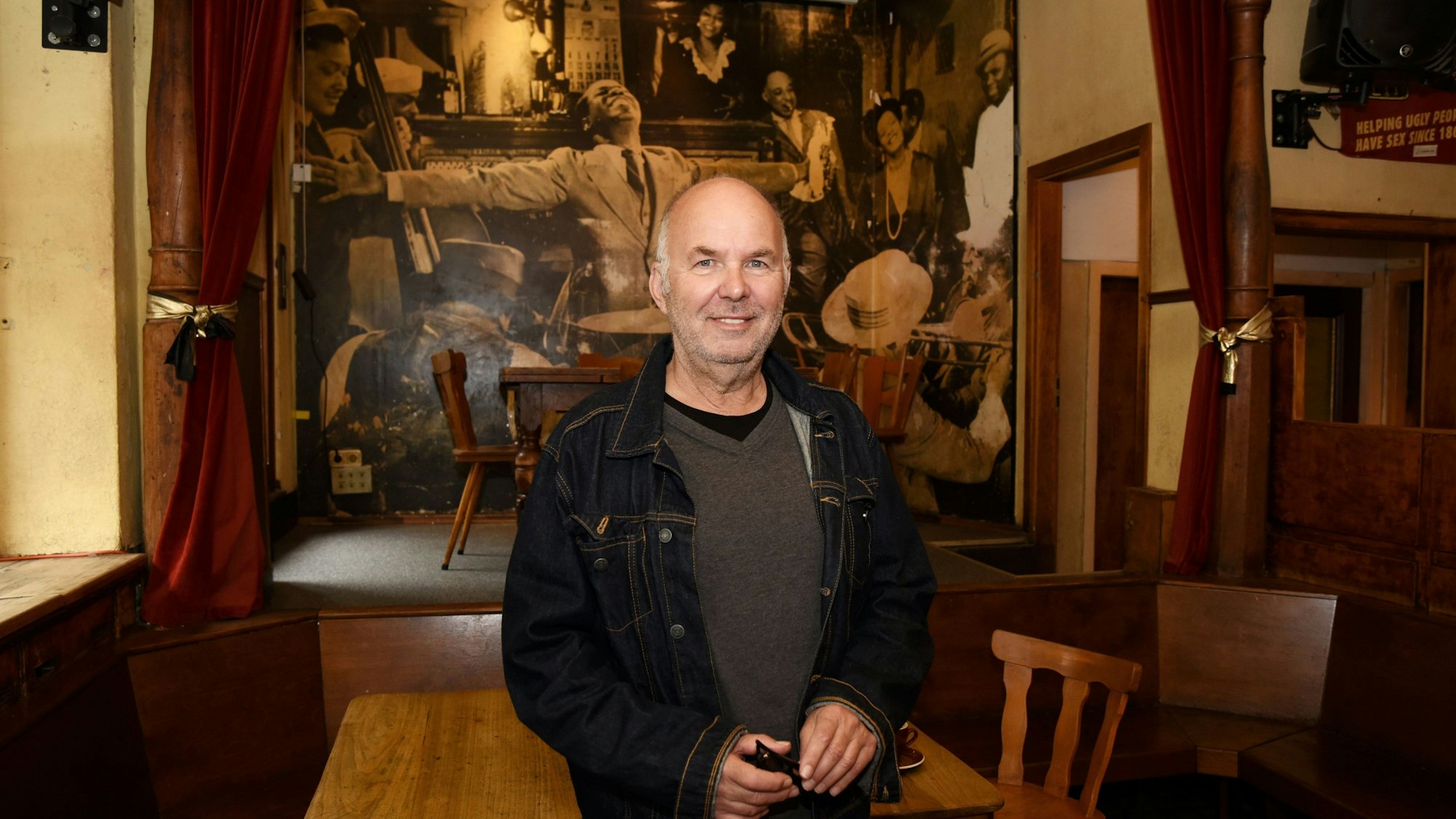 Ubierschänke-Chef Detlef Weisweiler in seiner Kneipe.