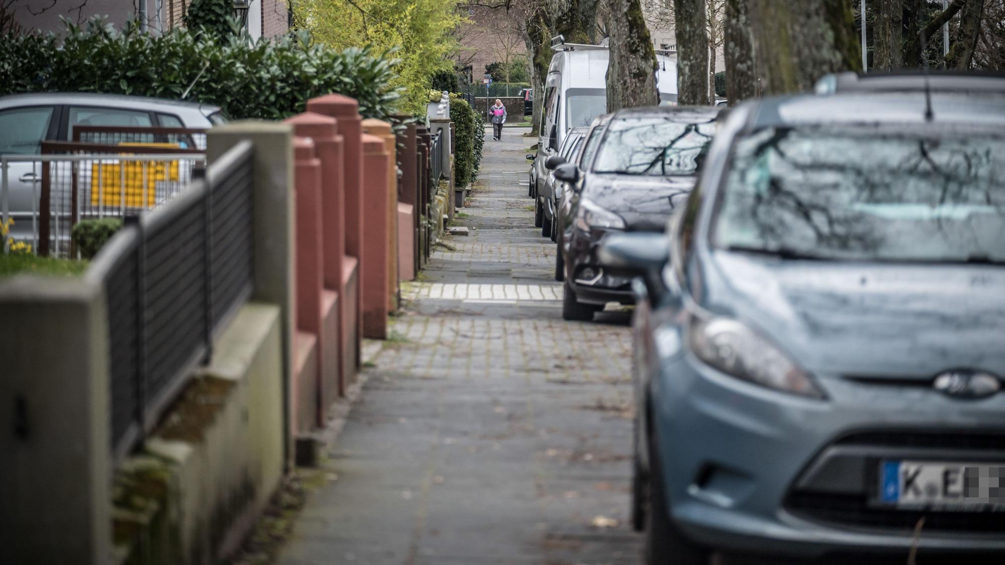Auf Gehwegen parkende Autos sind oft ein Ärgernis und eine Behinderung für Fußgänger.