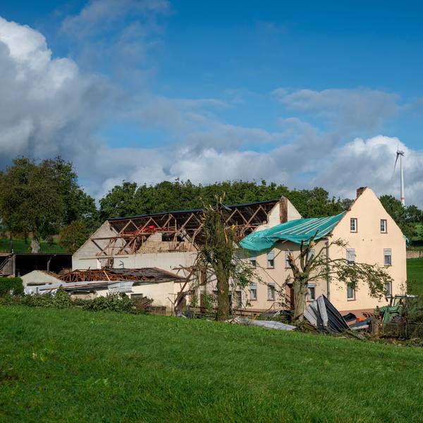 Trümmer und Dachteile liegen neben einem Haus im rheinland-pfälzischen Nusbaum. Ein Tornado ist am Donnerstag über die Eifel hinweggezogen.