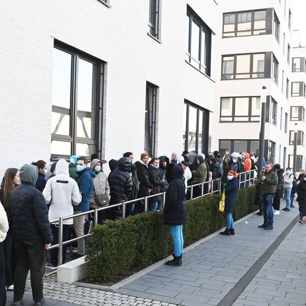 Geflüchtete aus der Ukraine stehen schlange vor dem Ausländeramt in Kalk.