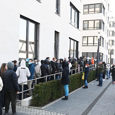 Geflüchtete aus der Ukraine stehen schlange vor dem Ausländeramt in Kalk.