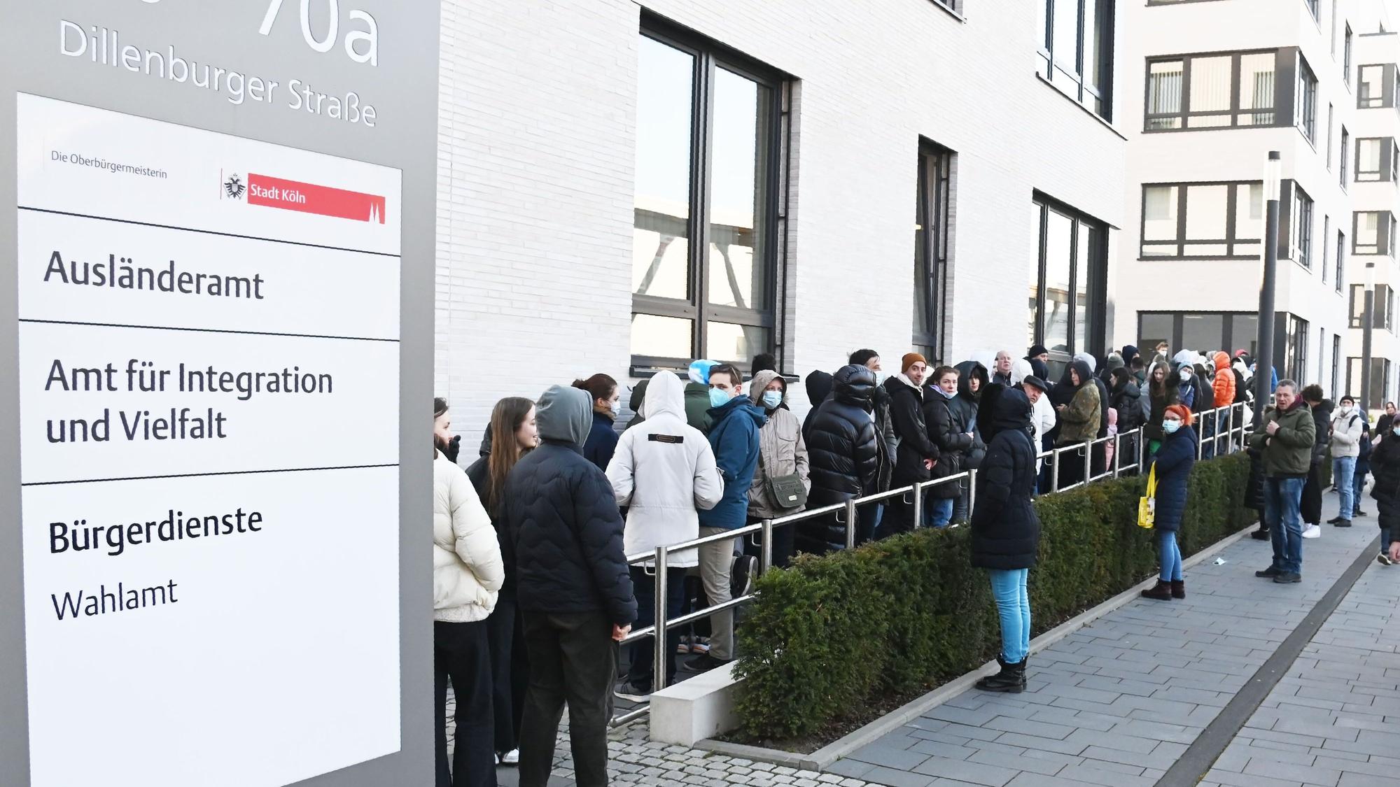 Geflüchtete aus der Ukraine stehen schlange vor dem Ausländeramt in Kalk.