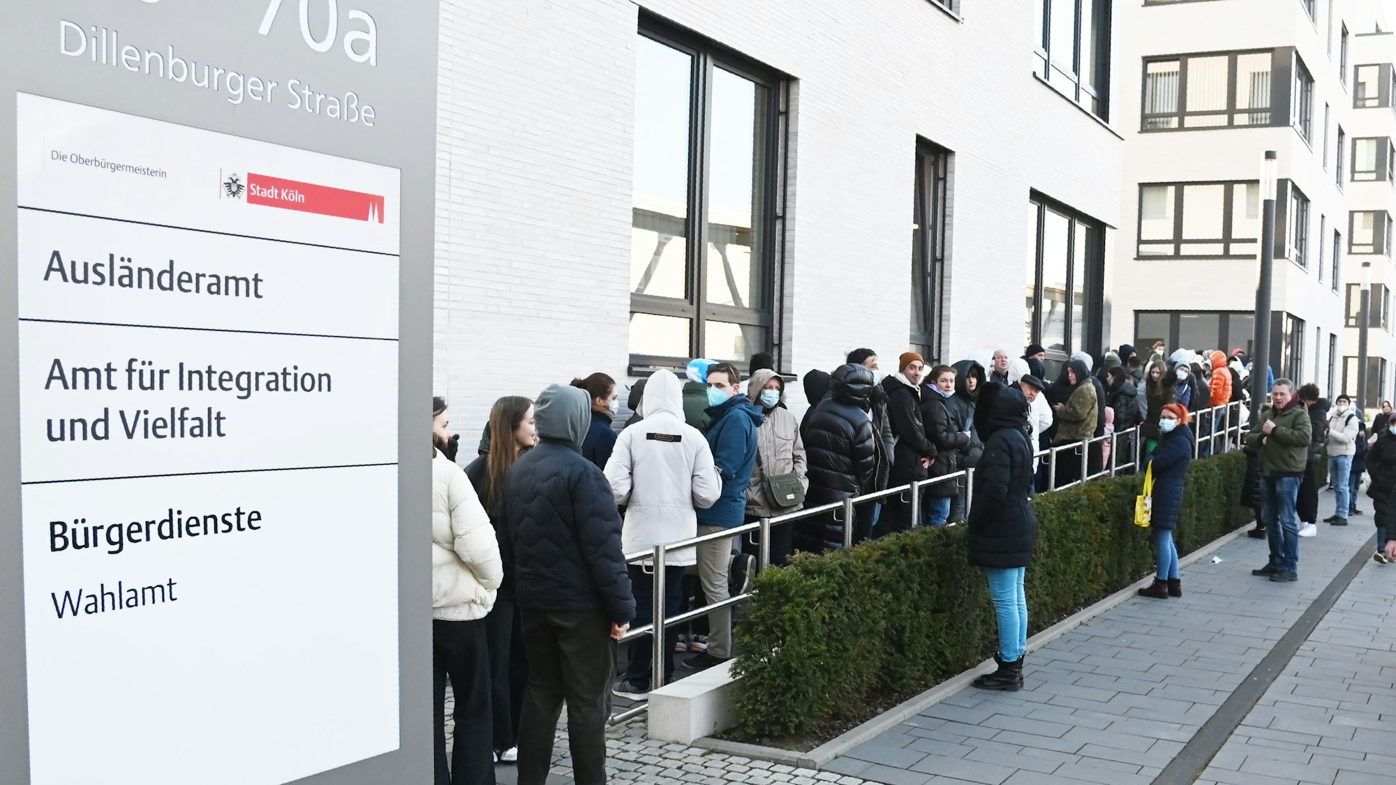 Geflüchtete aus der Ukraine stehen schlange vor dem Ausländeramt in Kalk.