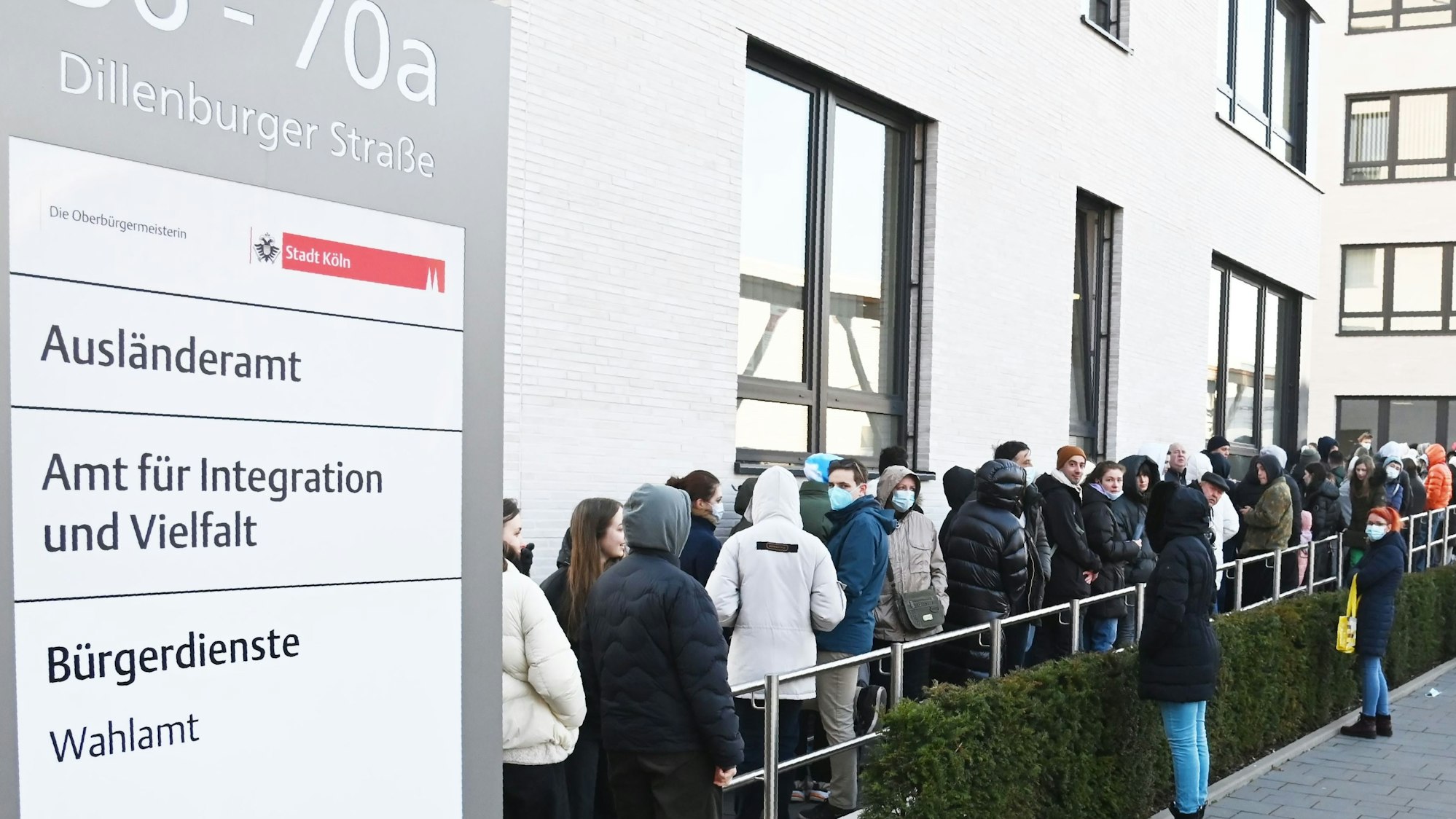 Geflüchtete aus der Ukraine stehen Schlange vor dem Ausländeramt in Kalk.