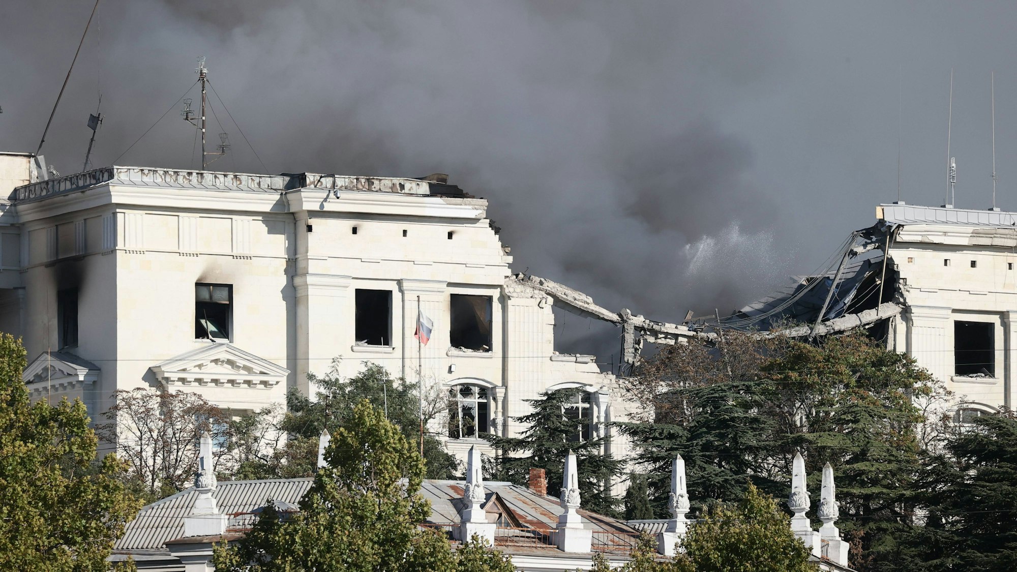 Heftige Schäden werden nach einem ukrainischen Angriff auf das Hauptquartier der russischen Schwarzmeerflotte in Sewastopol sichtbar.