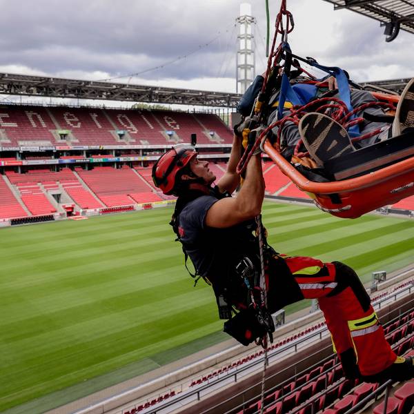 Höhenretter Carlo Baptist seilt sich mit „Kölner Stadt-Anzeiger“-Redakteur Tim Stinauer im Rettungskorb vom Dach des Rhein-Energie-Stadions ab.