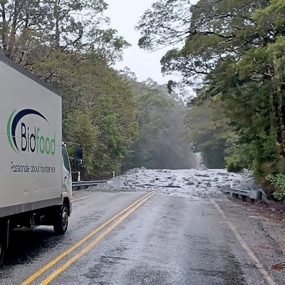 Eine durch Sturzfluten blockierte Straße in der Nähe von Makarora, einer kleinen Gemeinde im Queenstown-Lakes-Distrikt der Region Otago auf der Südinsel Neuseelands.