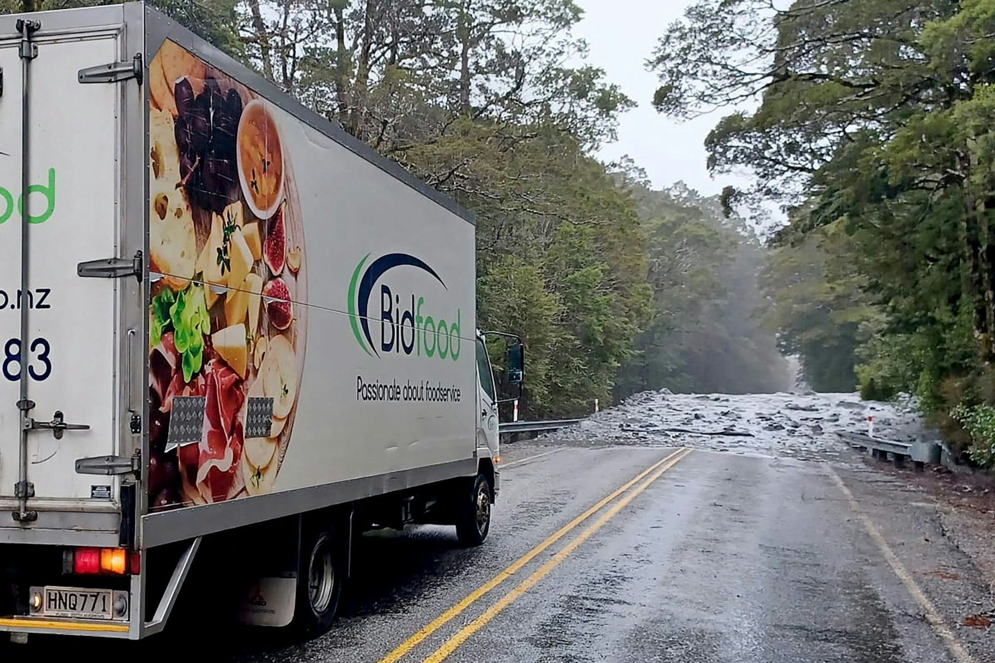 Eine durch Sturzfluten blockierte Straße in der Nähe von Makarora, einer kleinen Gemeinde im Queenstown-Lakes-Distrikt der Region Otago auf der Südinsel Neuseelands.