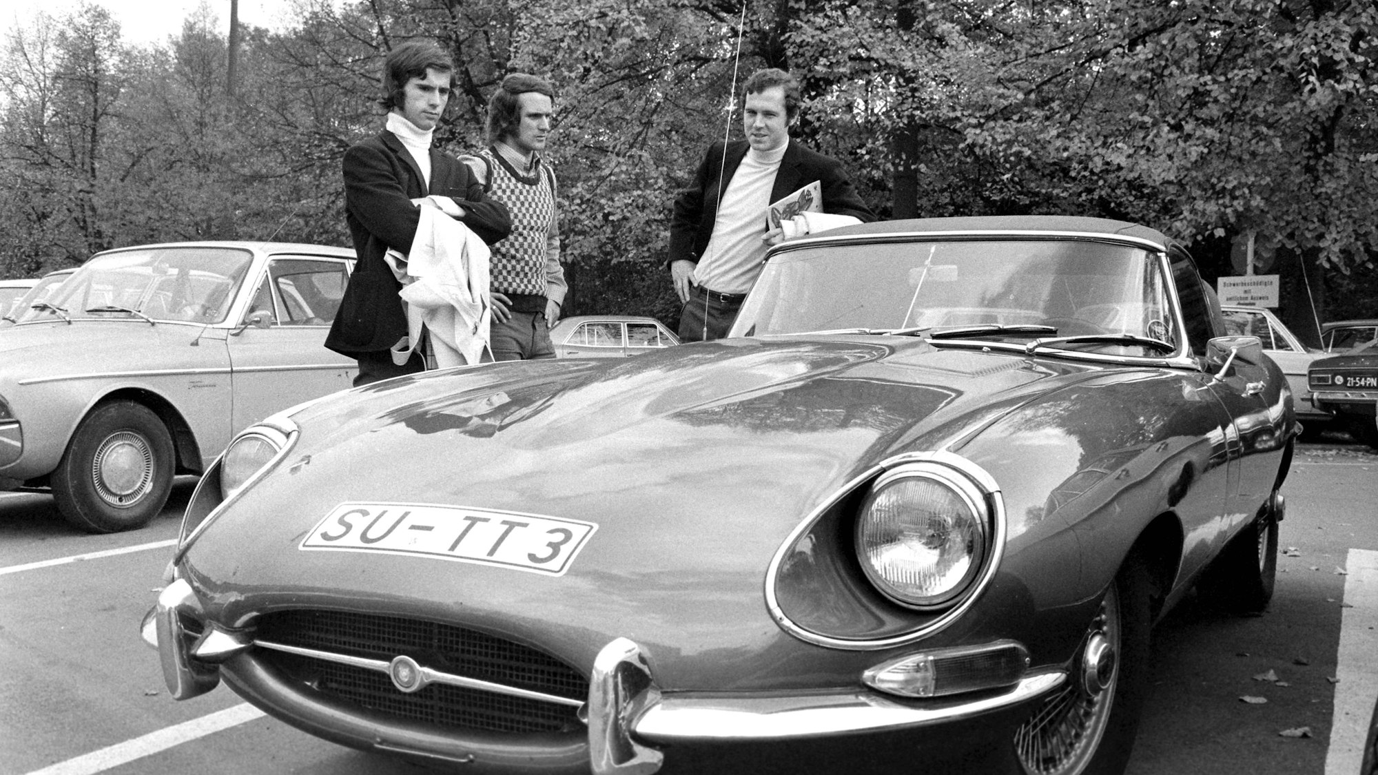 Gerd Müller, Wolfgang Overath und Franz Beckenbauer (v. l.) neben dem Jaguar E-Type. Ein Fahrzeug, das gleich drei deutsche Fußball-Legenden besaßen.